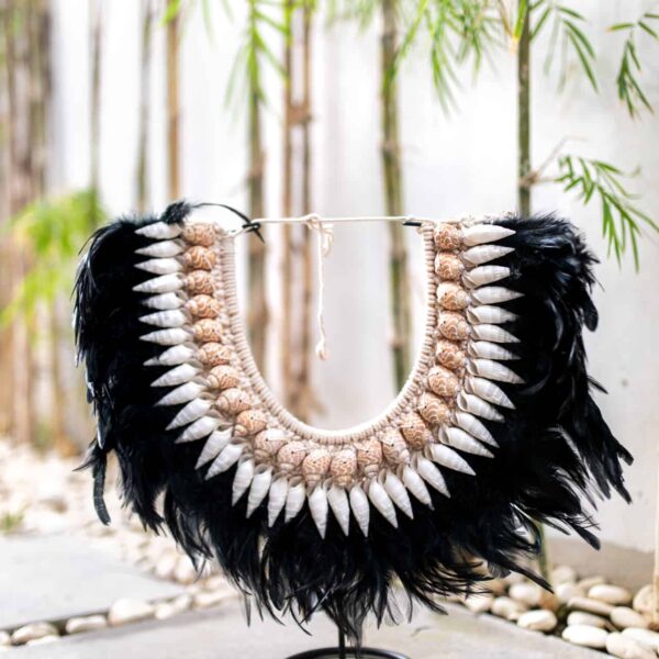 ethnische dekoration mit federn und muscheln papua black 2