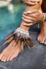 fusskettchen aus federn und muschel dunkel