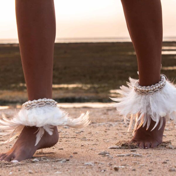 fusskettchen aus federn und muschel weiss 2