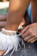 fusskettchen aus federn und muschel weiss 3