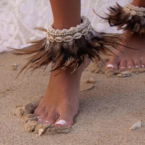 fusskettchen aus federn und muschel weiss