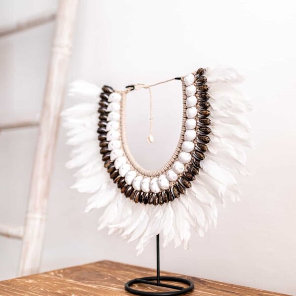 ozdoba z muszli i pior papua z bali