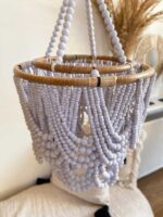 bialy zyrandol z drewnianych koralikow