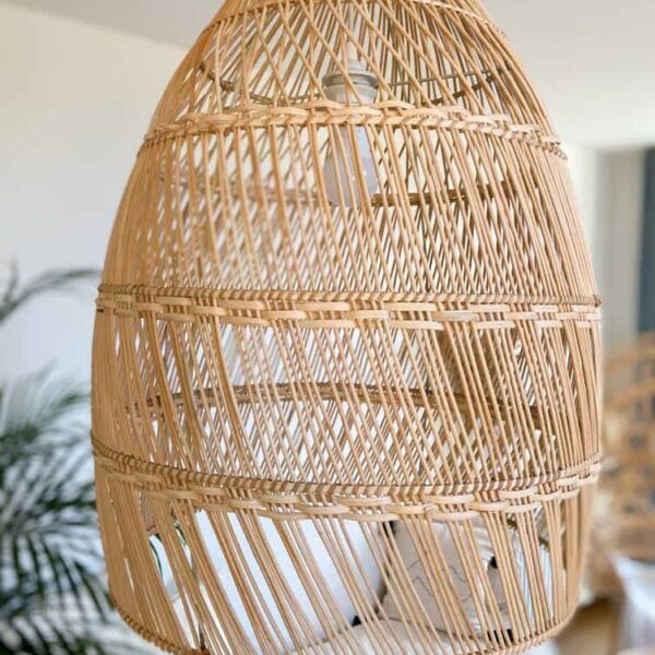lampa rattanowa wiszaca z bali