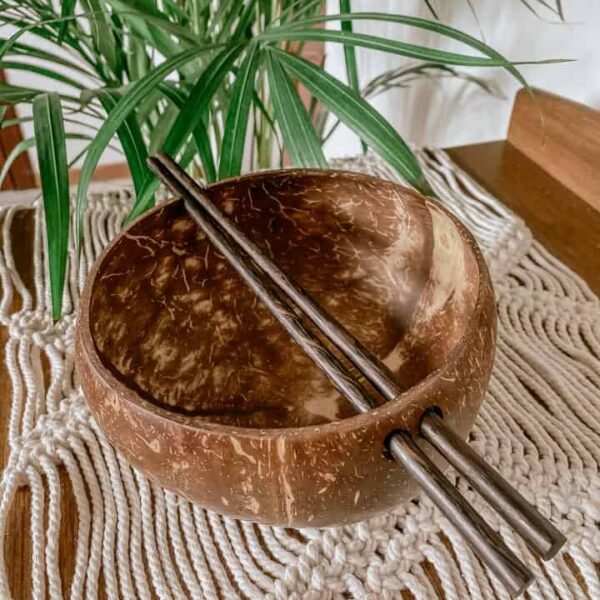 miska kokosowa z paleczkami