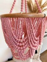 rozowy zyrandol drewniane koraliki