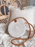 biala torebka rattanowa okragla