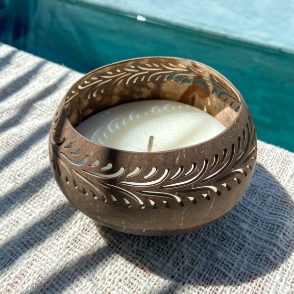 kerze in kokosnuss schale von bali