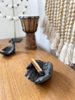 raeucherstaebchenhalter hand buddha grafit 12