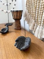 raeucherstaebchenhalter hand buddha grafit