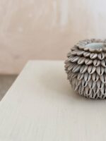 swiecznik ozdobny z muszli ciemny.jpg