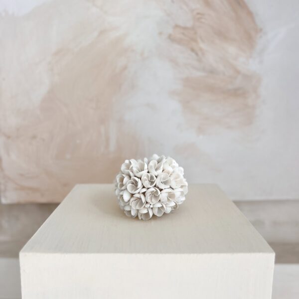 swiecznik ozdobny z muszli bialy.jpg