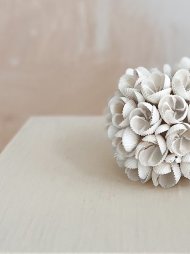 swiecznik ozdobny z muszli bialy 1.jpg