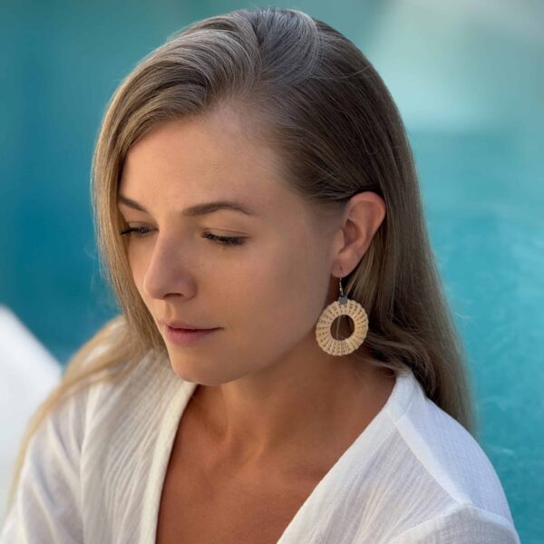 kolczyki okragle rattanowe 1 scaled 1.jpg