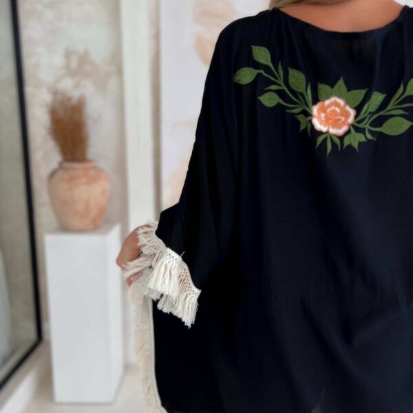 narzutka z haftem czarna z fredzlami 1.jpg