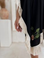 narzutka z haftem czarna z fredzlami 7.jpg